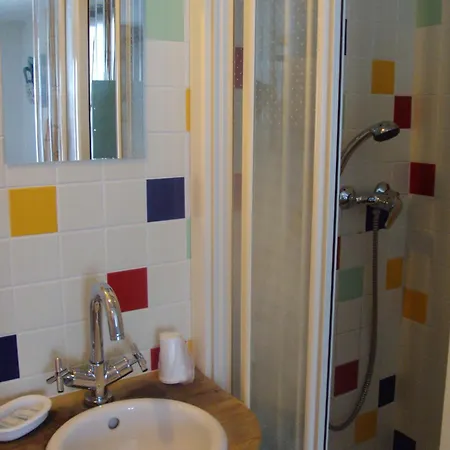 Les Touristes Hotel 2*